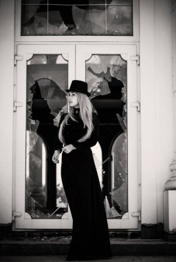 Mükemmel gotik atmosfer, ilham verici karanlık Victoria tarzı, Cadılar Bayramı parti fikirleri. Kadınlar klasik gotik