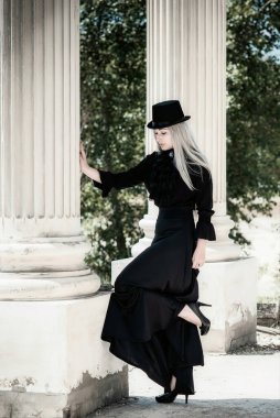 Mükemmel gotik atmosfer, ilham verici karanlık Victoria tarzı, Cadılar Bayramı parti fikirleri. Kadınlar klasik gotik