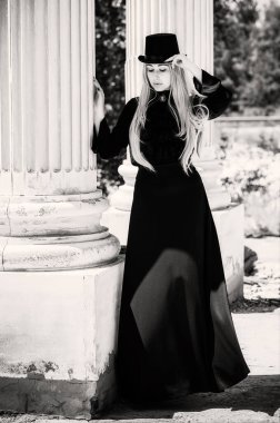 Mükemmel gotik atmosfer, ilham verici karanlık Victoria tarzı, Cadılar Bayramı parti fikirleri. Kadınlar klasik gotik