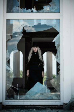 Mükemmel gotik atmosfer, ilham verici karanlık Victoria tarzı, Cadılar Bayramı parti fikirleri. Kadınlar klasik gotik