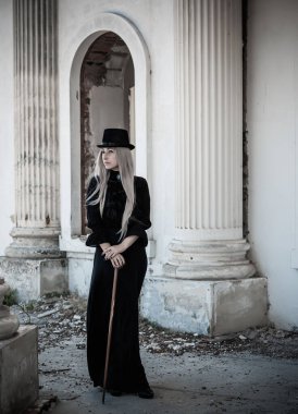 Mükemmel gotik atmosfer, ilham verici karanlık Victoria tarzı, Cadılar Bayramı parti fikirleri. Kadınlar klasik gotik