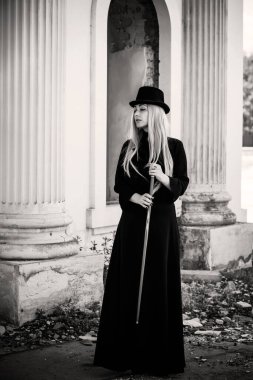 Mükemmel gotik atmosfer, ilham verici karanlık Victoria tarzı, Cadılar Bayramı parti fikirleri. Kadınlar klasik gotik