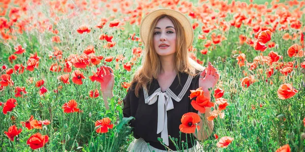 Estilo Vintage Menina Ruiva Prado Papoilas Bela Natureza Paisagem — Fotografia de Stock