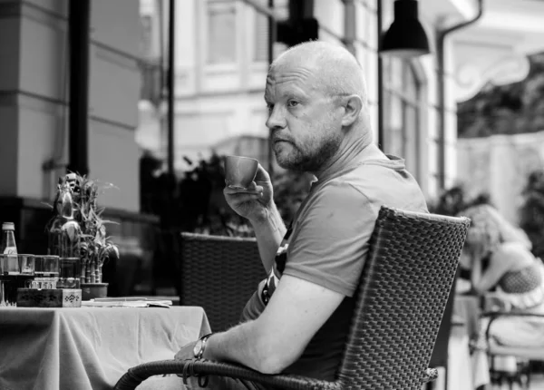 Portré Érett Hétköznapi Hipszter Férfi Vörös Szakáll Séta Európai Városban — Stock Fotó