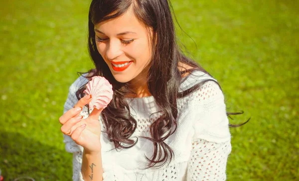 Une Jeune Femme Aux Cheveux Foncés Dans Pull Blanc Lors — Photo