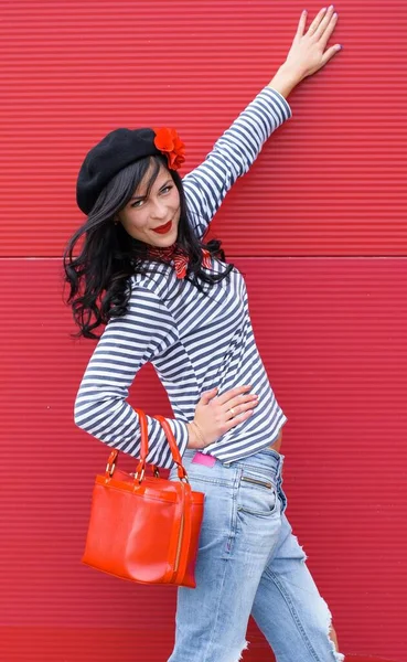 Jeune Femme Dans Style Français Moderne Porter Jeans Jemper Béret — Photo