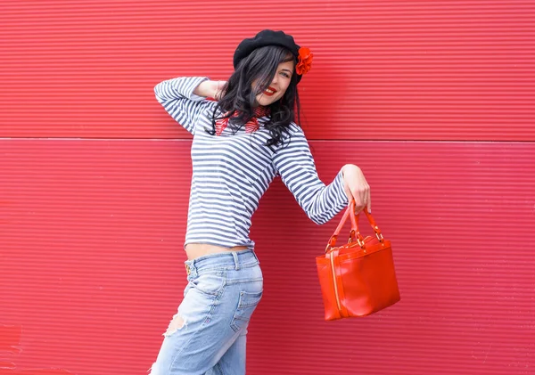 Jeune Femme Dans Style Français Moderne Porter Jeans Jemper Béret — Photo