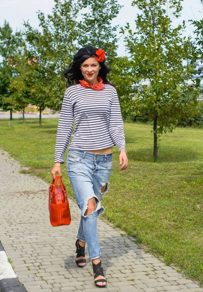 Jeune Femme Dans Style Français Moderne Porter Jeans Jemper Béret — Photo