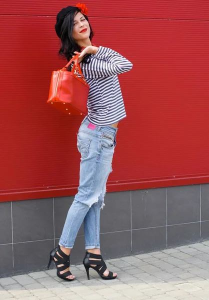 Молодая Женщина Современном Французском Стиле Носить Джинсах Jemper Шляпа Берета — стоковое фото