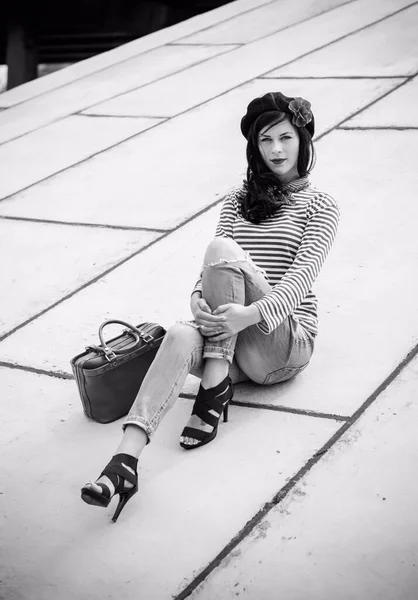 Giovane Donna Stile Francese Moderno Indossare Jeans Jemper Berretto Basco — Foto Stock