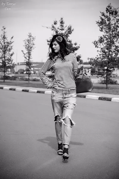 Junge Frau Modernen Französischen Stil Jeans Und Jemper Baskenmütze Lässiger — Stockfoto