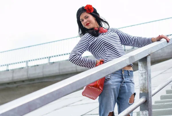 Ung Kvinna Modern Fransk Stil Bära Jeans Och Jemper Hatt — Stockfoto