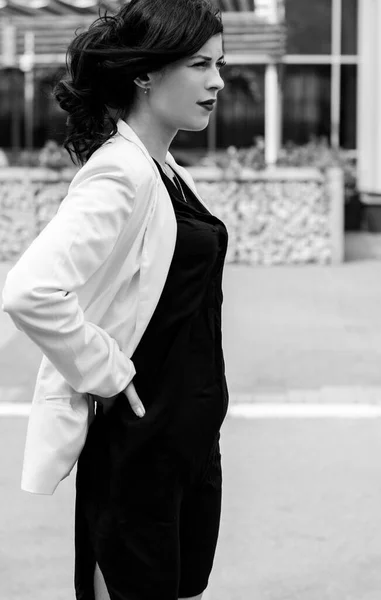 彼女のオフィスの近くで仕事をした後 ビジネス女性 街の黒のドレスと白いジャケットのスタイリッシュな服を着た女性 — ストック写真