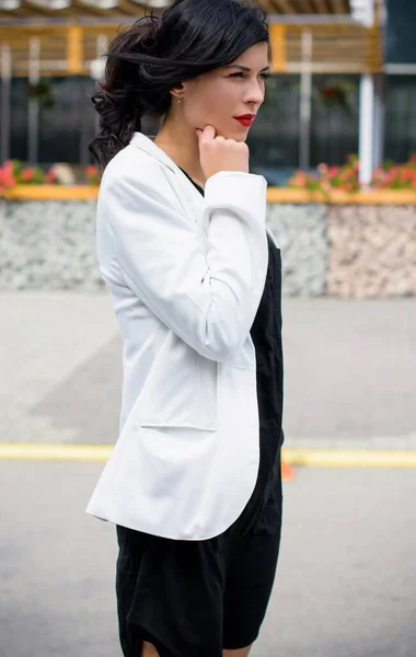 Bizneswoman Pracy Pobliżu Biura Stylowa Ubrana Kobieta Czarnej Sukience Białej — Zdjęcie stockowe
