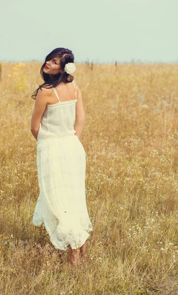 Klasik Tonlarda Romantik Bir Portre Dantelli Elbiseli Bir Kadın Sahada — Stok fotoğraf