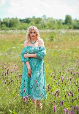 Bohem artı boyut güzel kadın, kadın romantik görünümü, aksesuar ve doğal giysiler, kıyafetler için moda detayları.