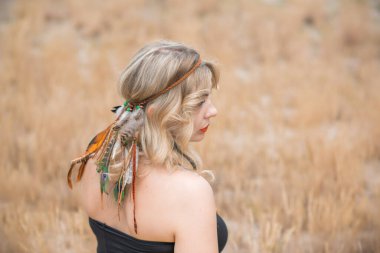 Bohem artı boyut güzel kadın, kadın romantik görünümü, aksesuar ve doğal giysiler, kıyafetler için moda detayları.