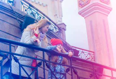 Genç bir anne ve kızı iyi bir ruh haliyle şehirde yürüyorlar. Şehirde çocuklu bir anne yürüyüşün tadını çıkarıyor.