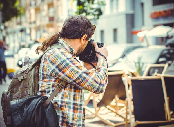 Homme Avec Appareil Photo Promène Dans Ville Pour Photographier Quartier — Photo
