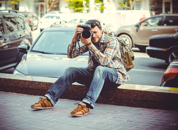 Ein Mann Mit Kamera Geht Durch Die Stadt Und Fotografiert — Stockfoto
