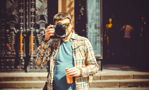 Uomo Con Una Telecamera Gira Città Fotografando Quartiere Turista Venuto — Foto Stock