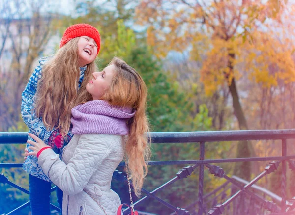 Una Giovane Madre Sua Figlia Stanno Camminando Città Buon Umore — Foto Stock