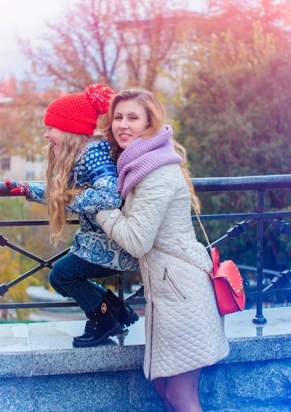 Una Joven Madre Hija Están Caminando Por Ciudad Con Buen —  Fotos de Stock