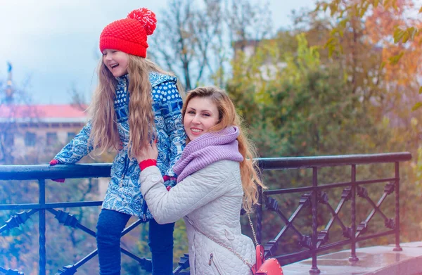 Una Giovane Madre Sua Figlia Stanno Camminando Città Buon Umore — Foto Stock