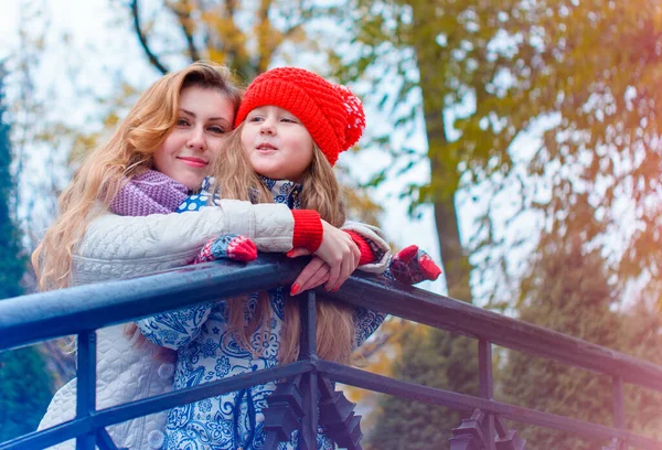 Una Giovane Madre Sua Figlia Stanno Camminando Città Buon Umore — Foto Stock