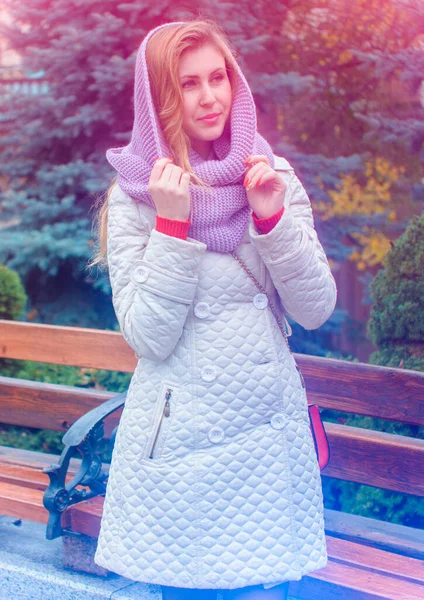 Mujer Adulta Joven Feliz Sonriendo Aire Libre Caminando Por Calle —  Fotos de Stock