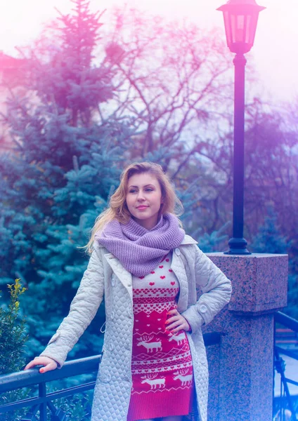 Feliz Joven Mujer Adulta Sonriendo Aire Libre Caminando Por Calle —  Fotos de Stock