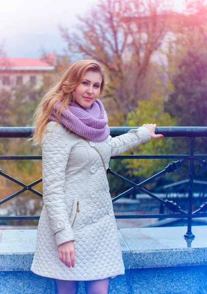 快乐的年轻女性 穿着温暖的衣服 穿着时髦的衣服 站在城市街道上微笑着 在城市过冬 — 图库照片