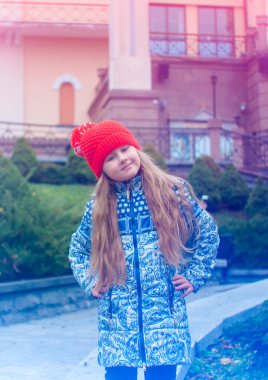 Mavi ceketli, kırmızı şapkalı, şirin, yaramaz bir kız kışın Noel tatilinde dışarıda oynuyor ve eğleniyor. Kışın sokakta oynanan çocuk oyunları