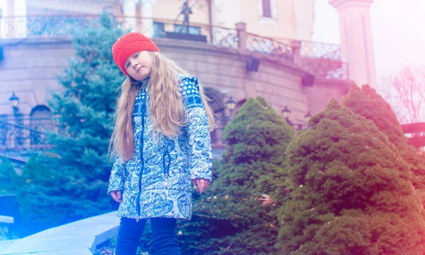 Una Piccola Ragazza Cattiva Carina Una Giacca Blu Cappello Rosso — Foto Stock