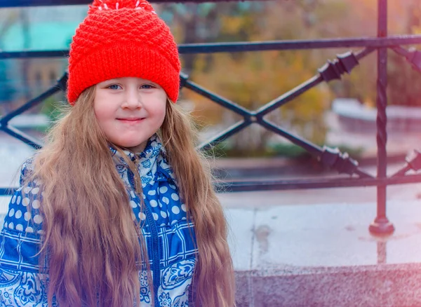Egy Kis Aranyos Csintalan Lány Kék Kabátban Piros Sapkában Kint — Stock Fotó