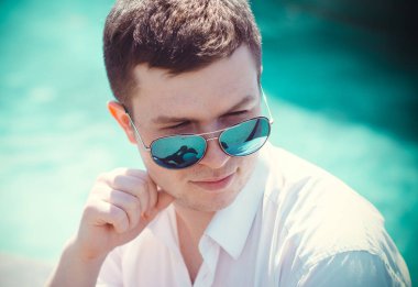  Şehirde güneş gözlüklü genç bir adam portresi. Öğrenci Avrupa 'nın merkezinde yürüyor 