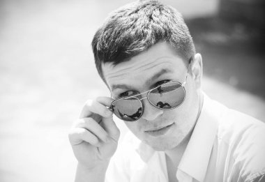  Şehirde güneş gözlüklü genç bir adam portresi. Öğrenci Avrupa 'nın merkezinde yürüyor 