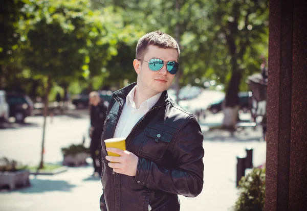 Retrato Jovem Com Óculos Sol Cidadão Cidade Caminhada Estudantil Centro — Fotografia de Stock