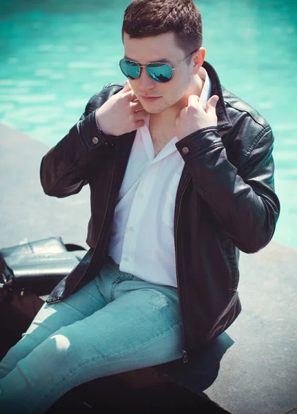 Retrato Joven Con Gafas Sol Ciudadano Ciudad Paseo Estudiantil Centro — Foto de Stock