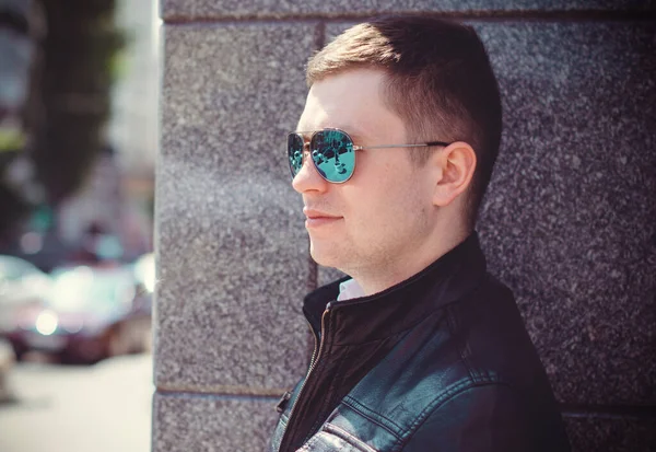 Portrait Jeune Homme Avec Des Lunettes Soleil Citoyen Ville Promenade — Photo