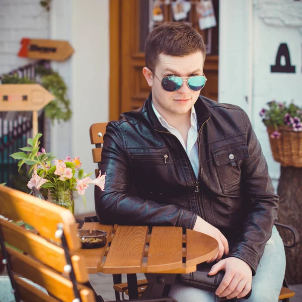 Portrait Jeune Homme Avec Des Lunettes Soleil Citoyen Ville Promenade — Photo