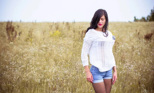 Mulher Bonita Uma Camisola Malha Branca Shorts Botas Elegantemente Vestida — Fotografia de Stock