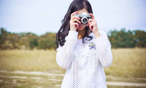 Young Amateur Photographer Old Camera Field Takes Pictures Neighborhood Girl — Stock Photo, Image