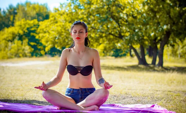 Donna Rilassante Ginnastica All Aperto Nel Parco Cittadino Bella Ragazza — Foto Stock