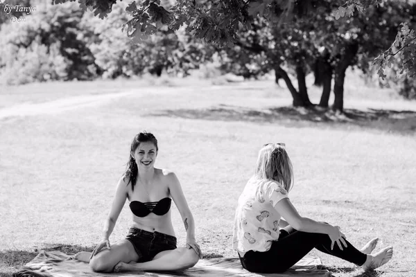 Δύο Νέες Γυναίκες Χαλαρώνουν Κάνουν Γυμναστική Και Διασκεδάζουν Εξωτερικούς Χώρους — Φωτογραφία Αρχείου