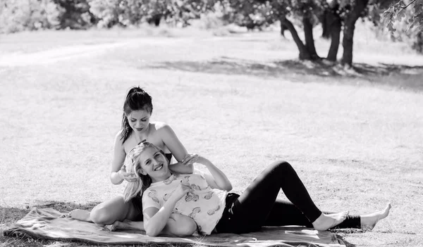 Două Tinere Relaxează Face Gimnastică Distrează Aer Liber Parcul Orașului — Fotografie, imagine de stoc