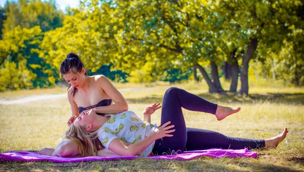 Två Unga Kvinnor Kopplar Gör Gymnastik Och Kul Utomhus Stadsparken — Stockfoto