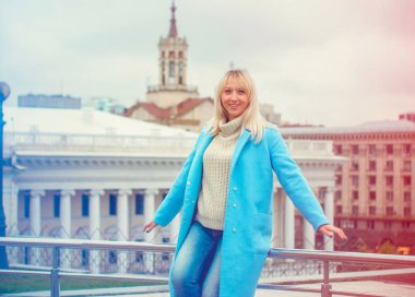 Şehirde yürüyen mavi ceketli çekici orta yaşlı kadın. Artı Avrupa 'nın sokak modasında poz veren modacı kadın portresi