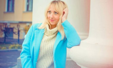 Şehirde yürüyen mavi ceketli çekici orta yaşlı kadın. Artı Avrupa 'nın sokak modasında poz veren modacı kadın portresi