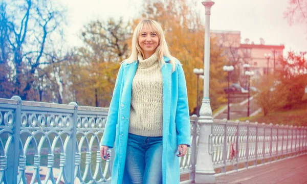 Attraktiv Medelålders Kvinna Blå Rock Promenader Staden Storlek Mode Kvinna — Stockfoto
